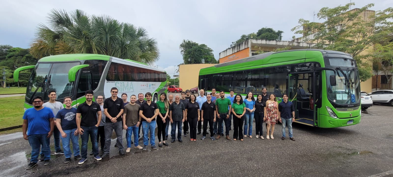 Imagem da equipe do ceamazon, reunida em frente aos dois ônibus elétricos do projeto sima
